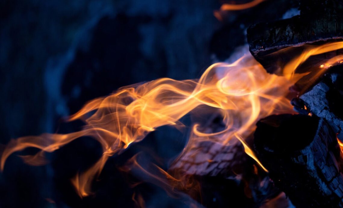 поджёг милиционера и трижды ударил его ножом