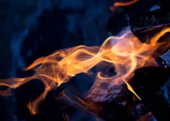 поджёг милиционера и трижды ударил его ножом