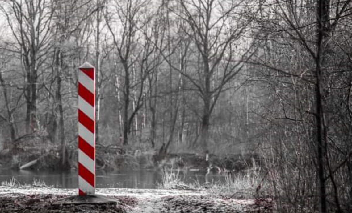 на мяжы пахавалі пятага мігранта