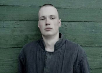 за решеткой