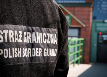 избивали мигрантов