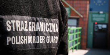 избивали мигрантов