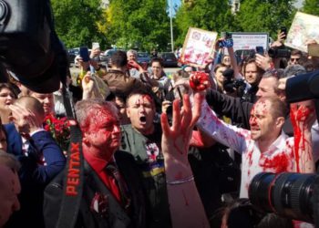 облили красной