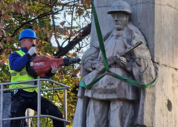 дэмантуюць помнікі
