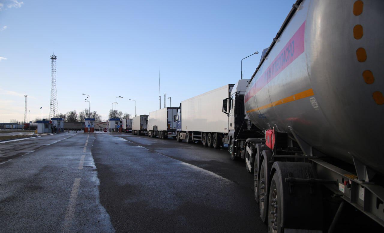 беларусским грузовикам запрещено ехать в козловичи