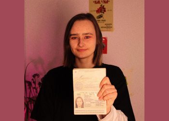 беларуска продаёт паспорт