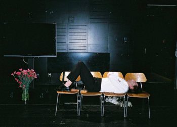 «Хотели сбежать из-под флага». Беларусский режиссёр — о премьере своей пьесы в Варшаве