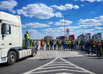 польские перевозчики заблокировали границу с беларусью