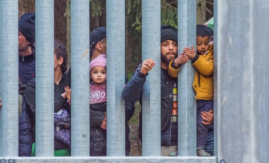 на границе польши и беларуси застряли мигранты