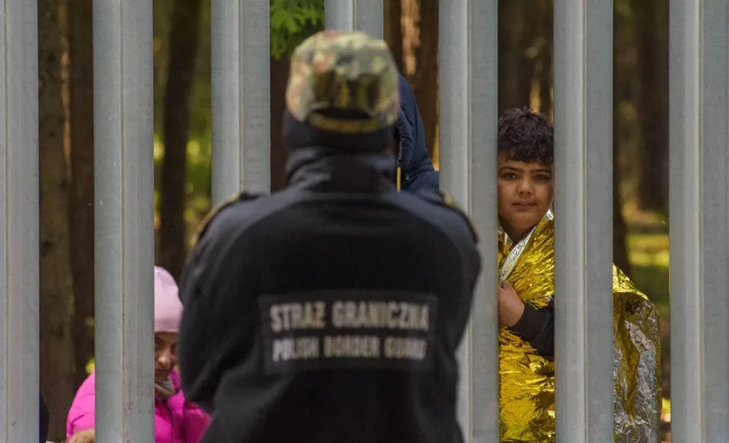 на границе польши и беларуси застряли мигранты