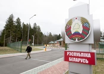 беларускія памежнікі правяраюць дакументы