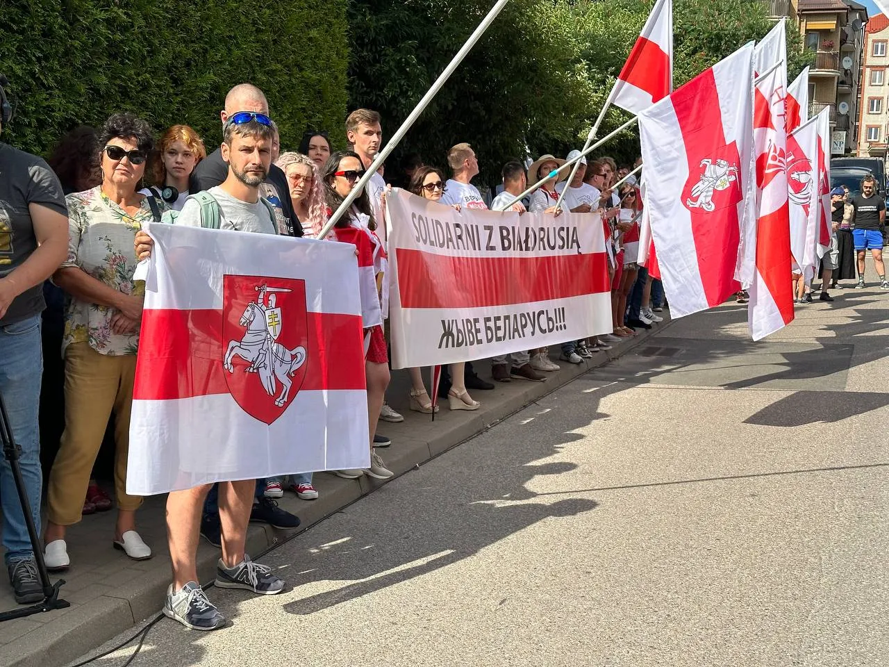 Адкрыццё сквера Вольнай Беларусi. 