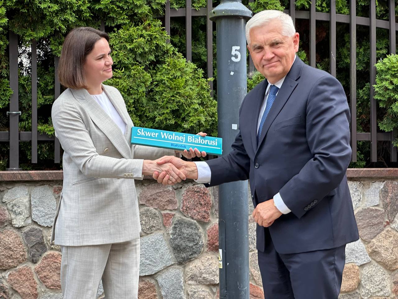 Ствятлана Цiханоўская i Тадэуш Трускаляскi на адкрыццi сквера Вольнай Беларусi. 