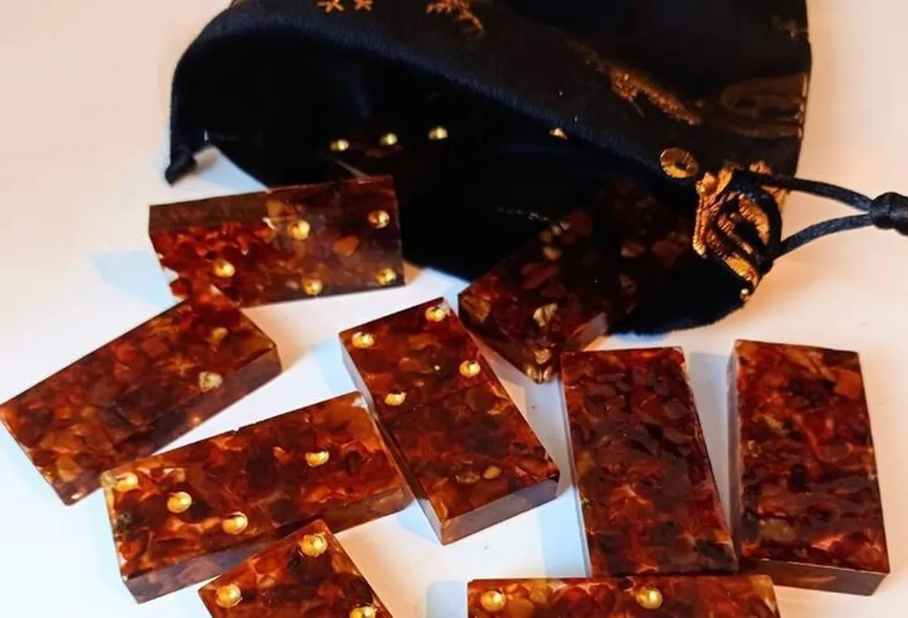 домино из янтаря