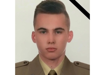 прощаются с солдатом погибшим в Польше