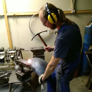 Беларус в Польше делает рыцарские доспехи