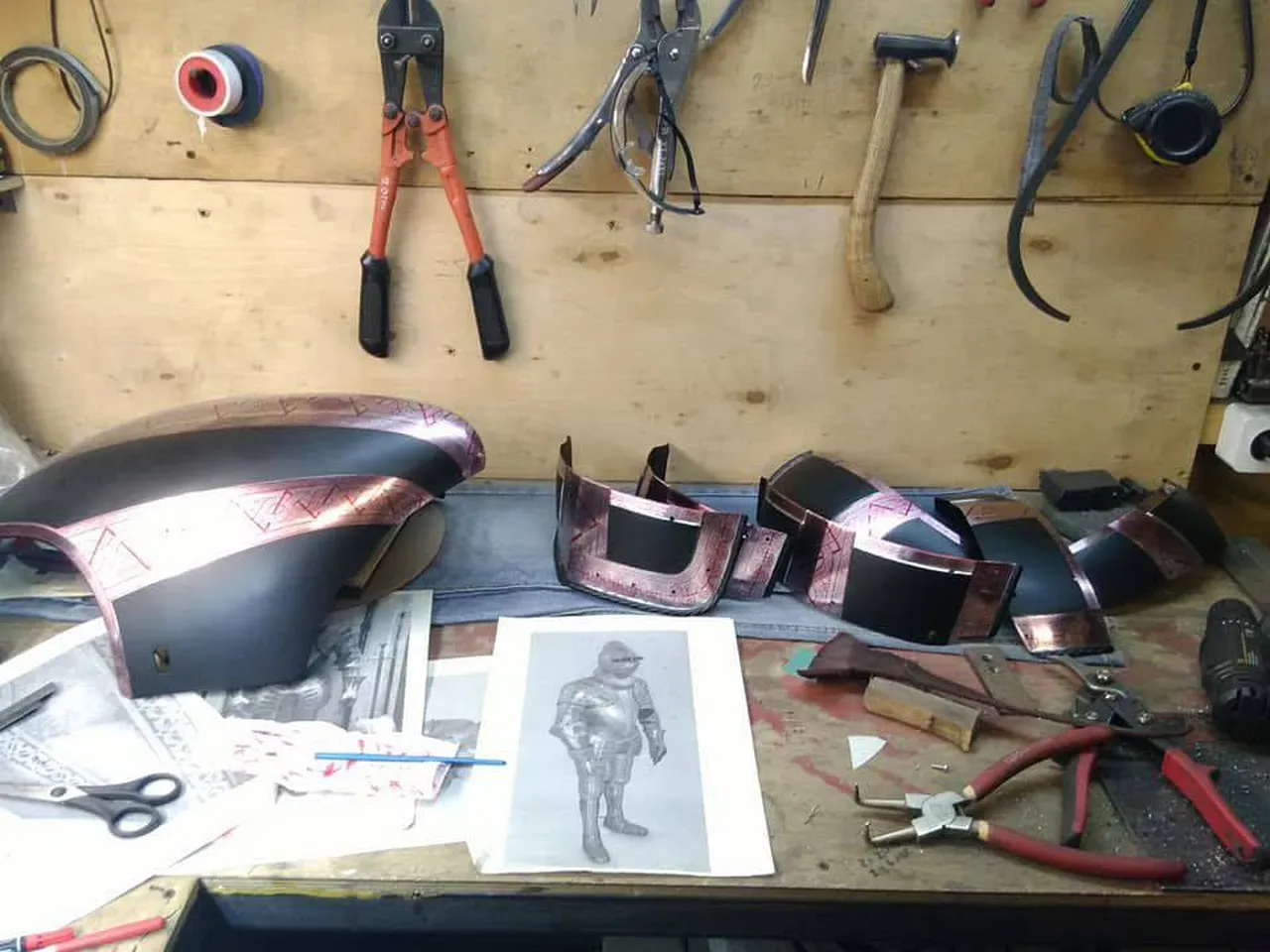 Беларус в Польше делает рыцарские доспехи