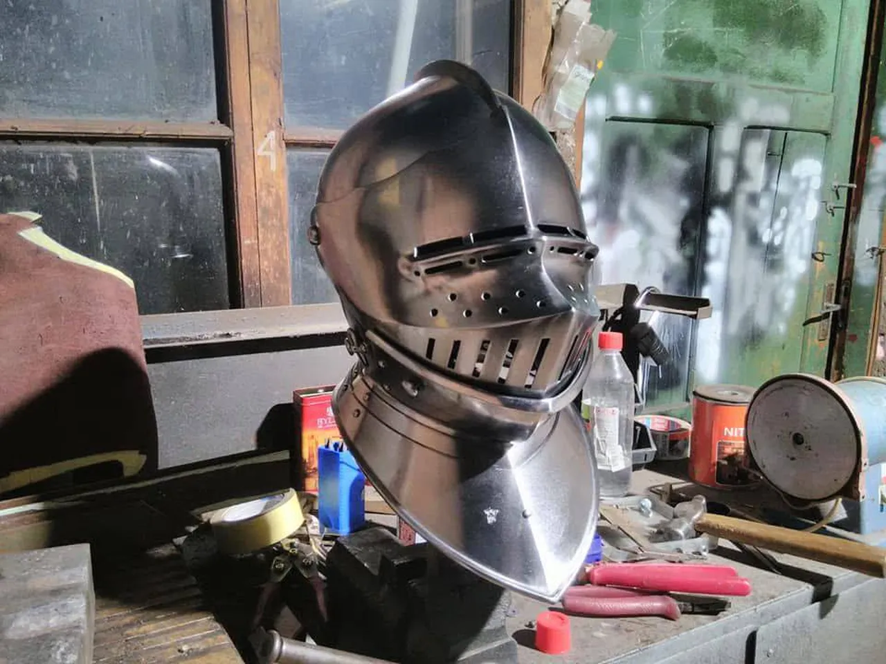 Беларус в Польше делает рыцарские доспехи