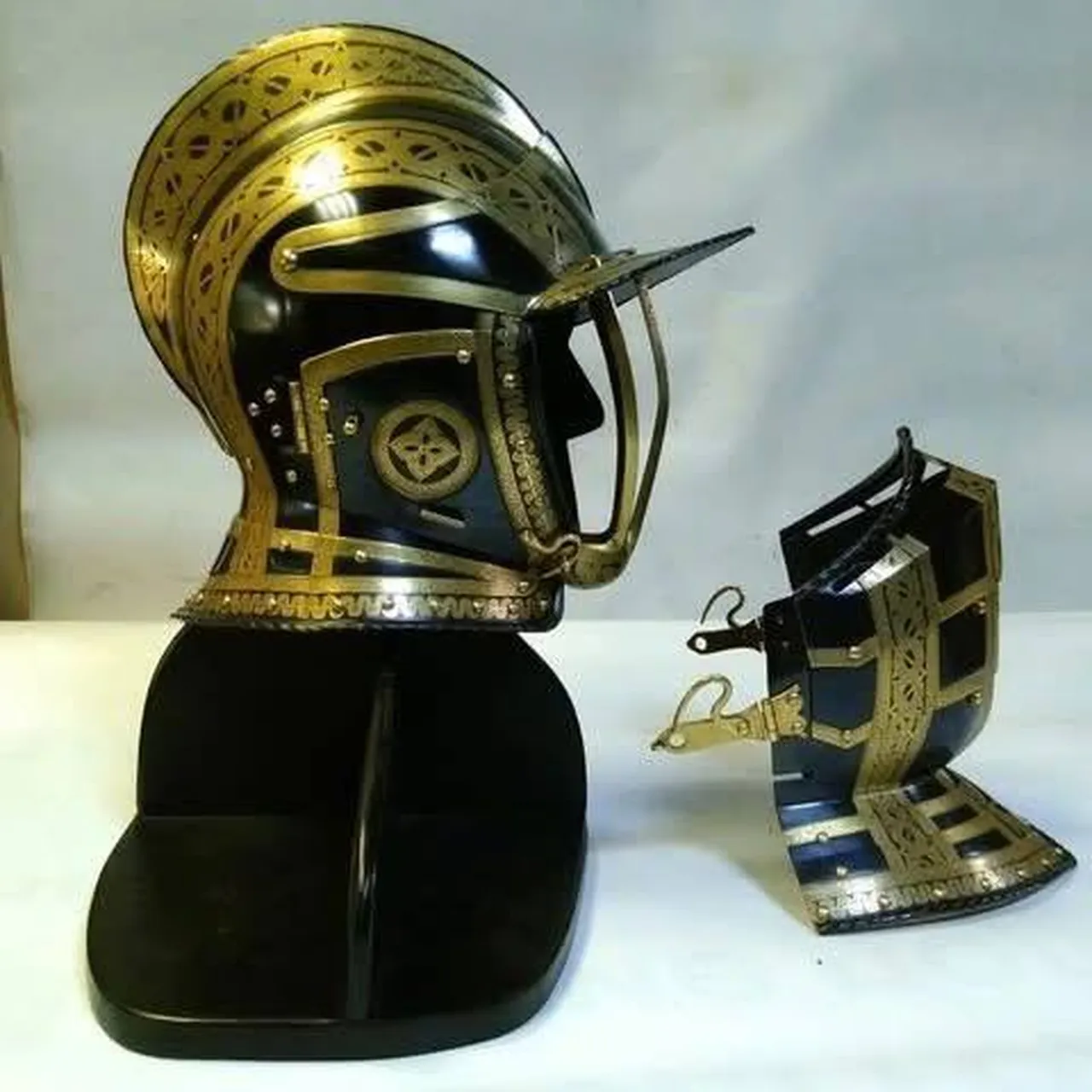 Беларус в Польше делает рыцарские доспехи