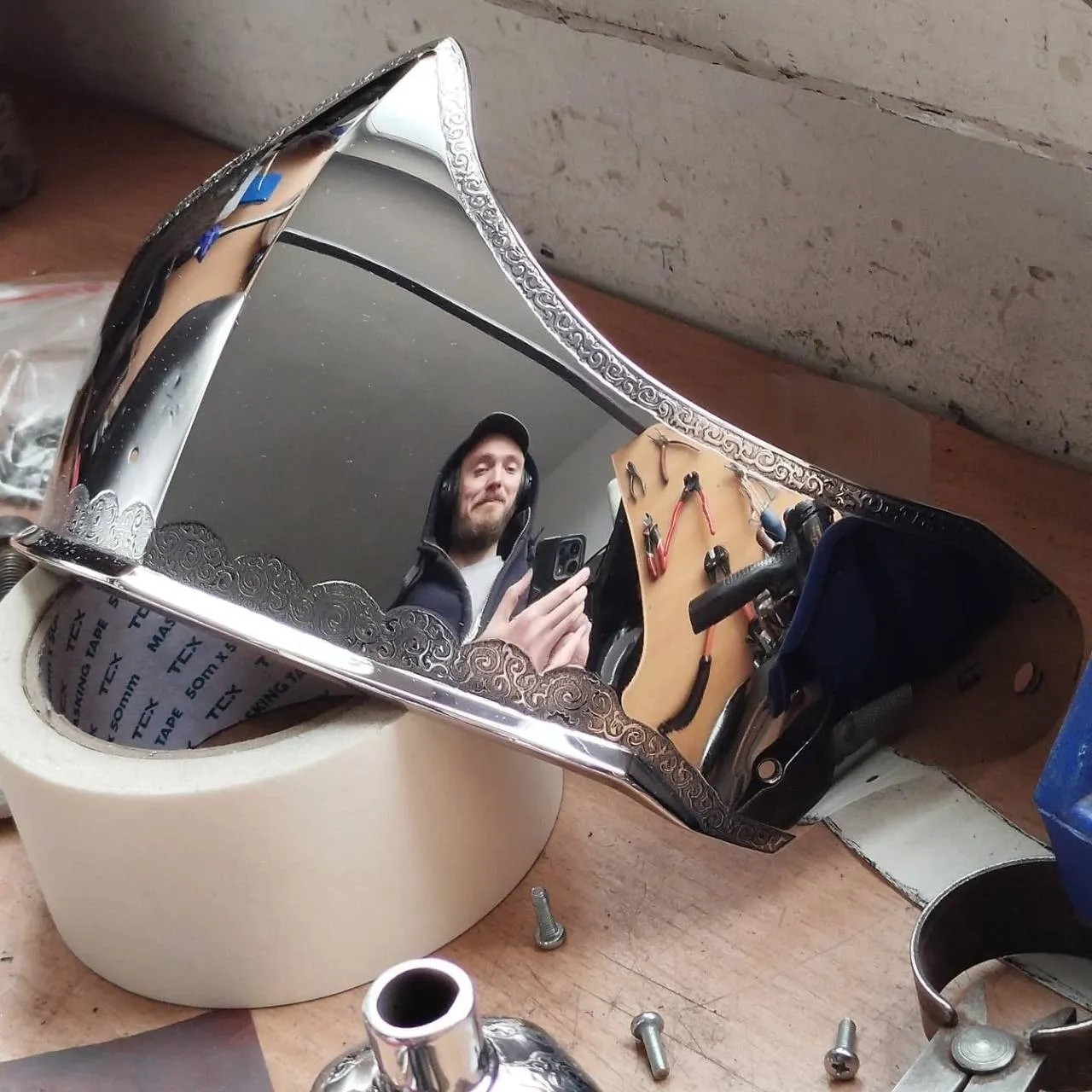 Беларус в Польше делает рыцарские доспехи