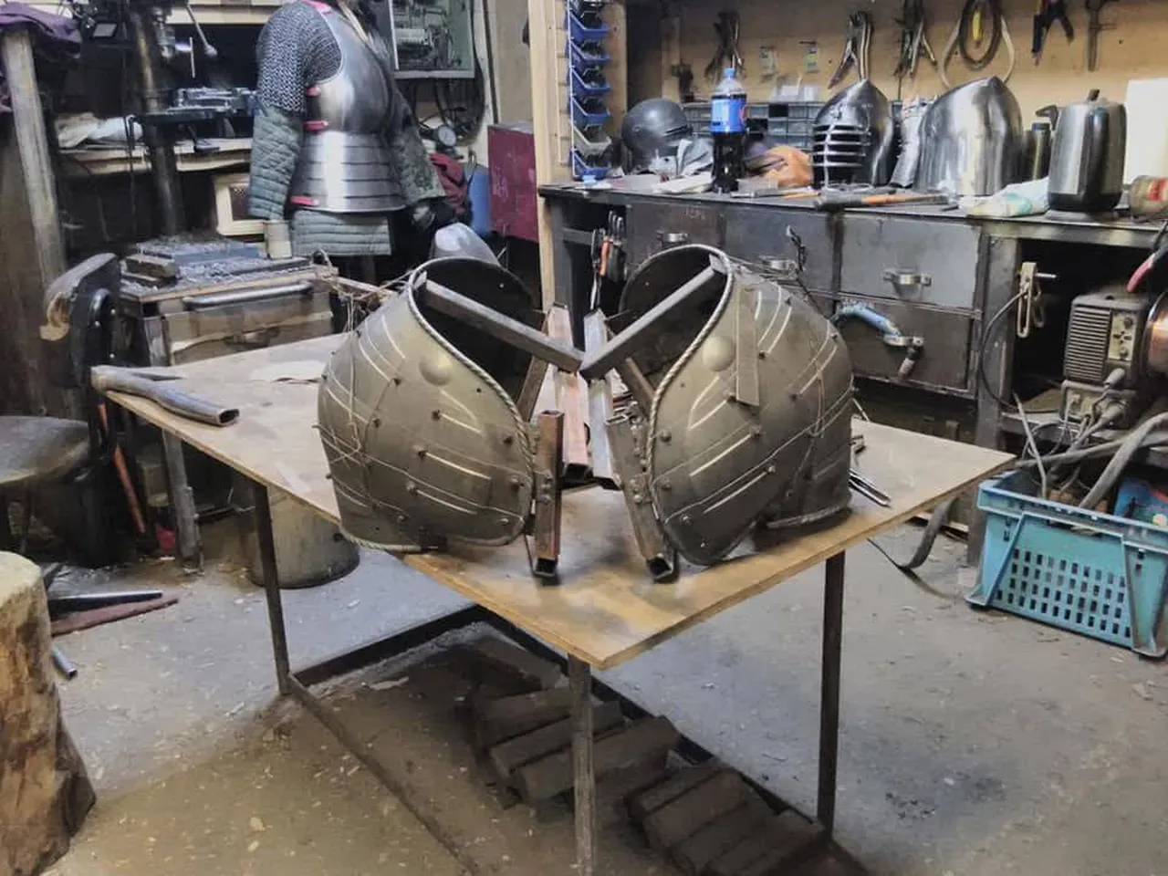 Беларус в Польше делает рыцарские доспехи