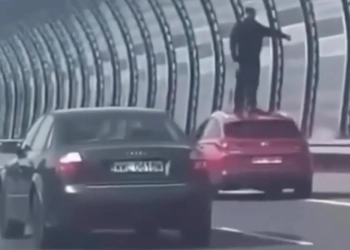 голый беларус на трассе в Варшаве