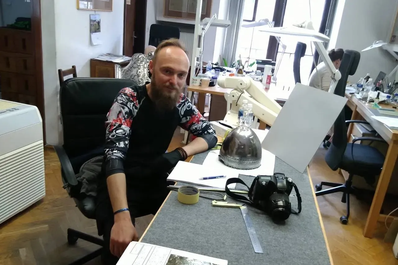 делает рыцарские доспехи