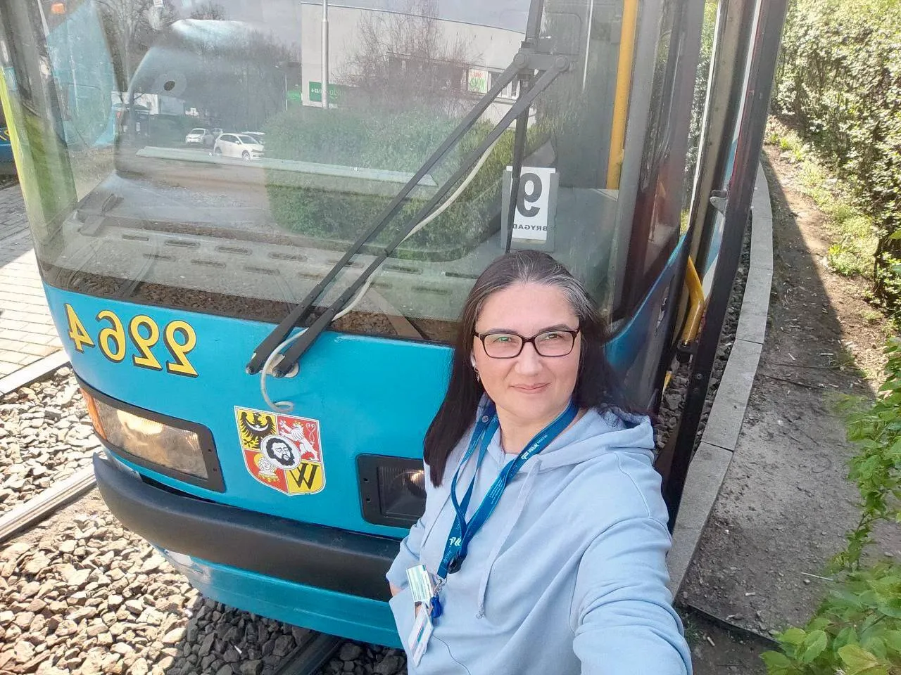 водит трамваи в Польше