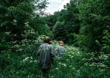 напал на девочку