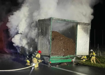 Пожарные тушат прицеп