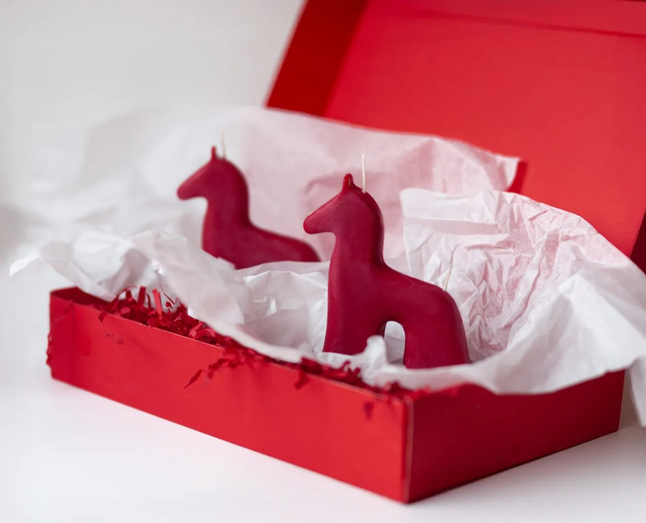 Красные свечи-лошадки