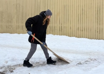 прыбірае снег