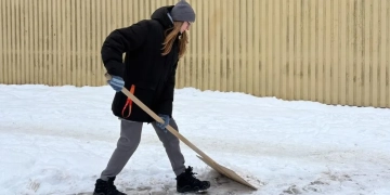 прыбірае снег