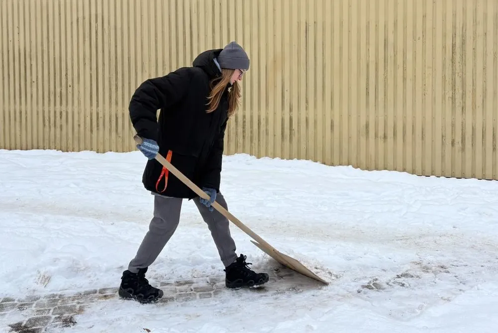 прыбірае снег