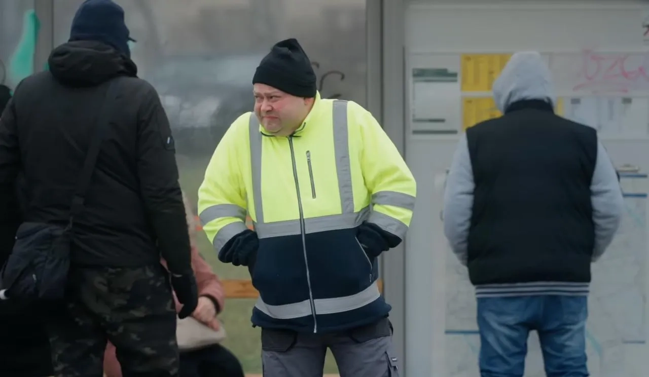 «Саша, давай “Белые розы”». Беларусский актер записал для поляков песню про эмигранта со словами из хита Шатунова